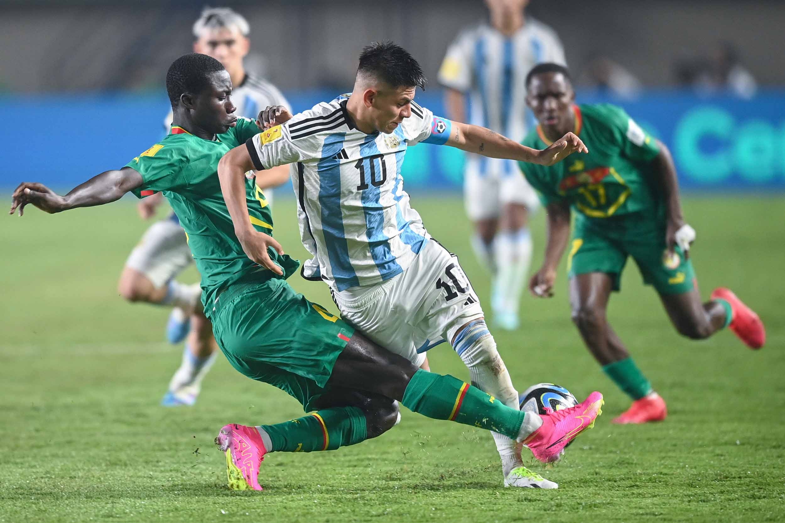 Bursa Transfer: Claudio Echeverri Ingin Main untuk Barcelona, Tunggu Usia 18 Tahun