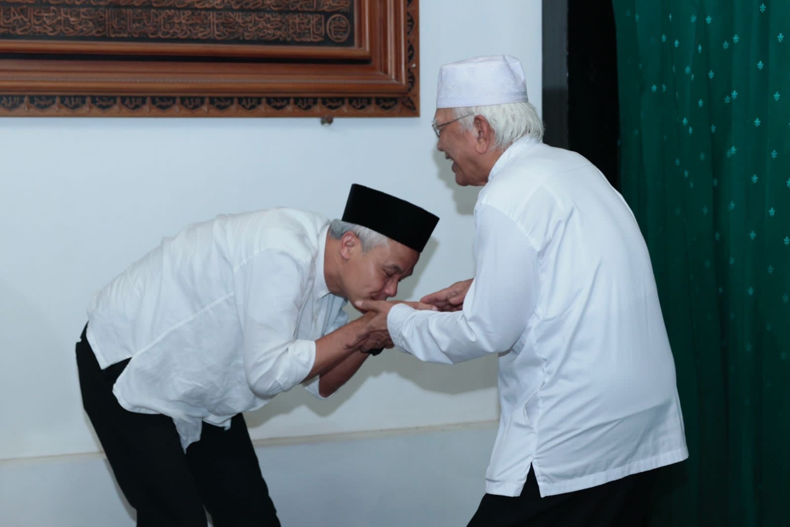 Ganjar Sowan Ke Kediaman Gus Mus, Bahas Situasi Terkini Dan Politik Indonesia