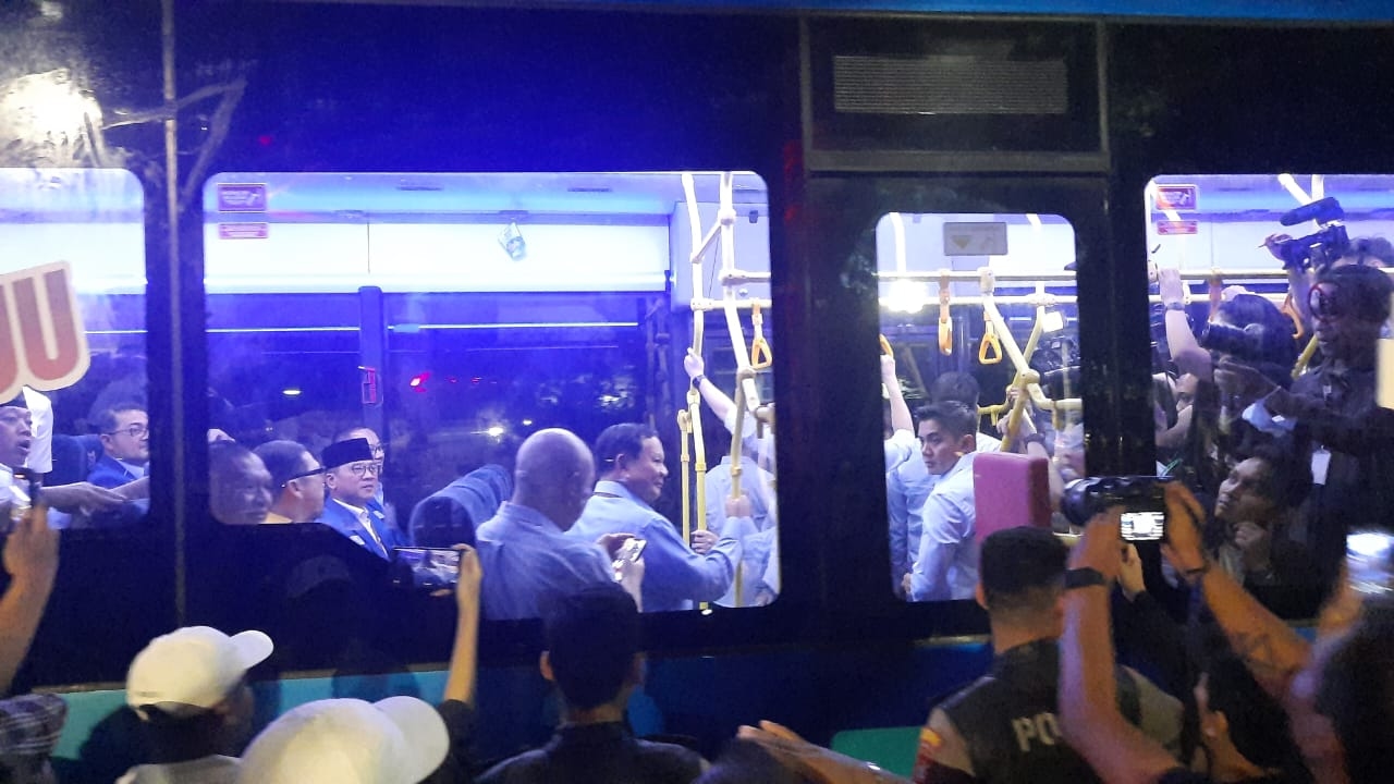 Tumpangi Bus Listrik, Prabowo-Gibran Tiba Di KPU