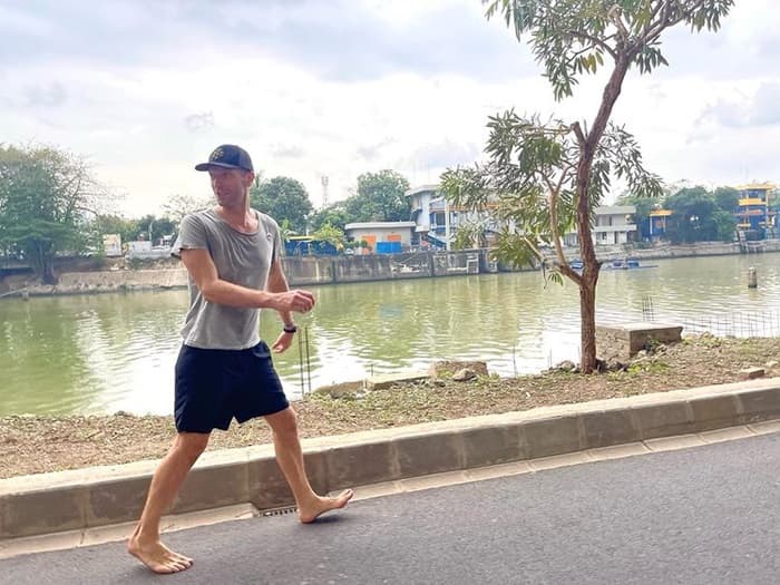 Chris Martin Coldplay Nyeker Di Jakarta, Ini 7 Keutamaan Jalan Tanpa Alas Kaki