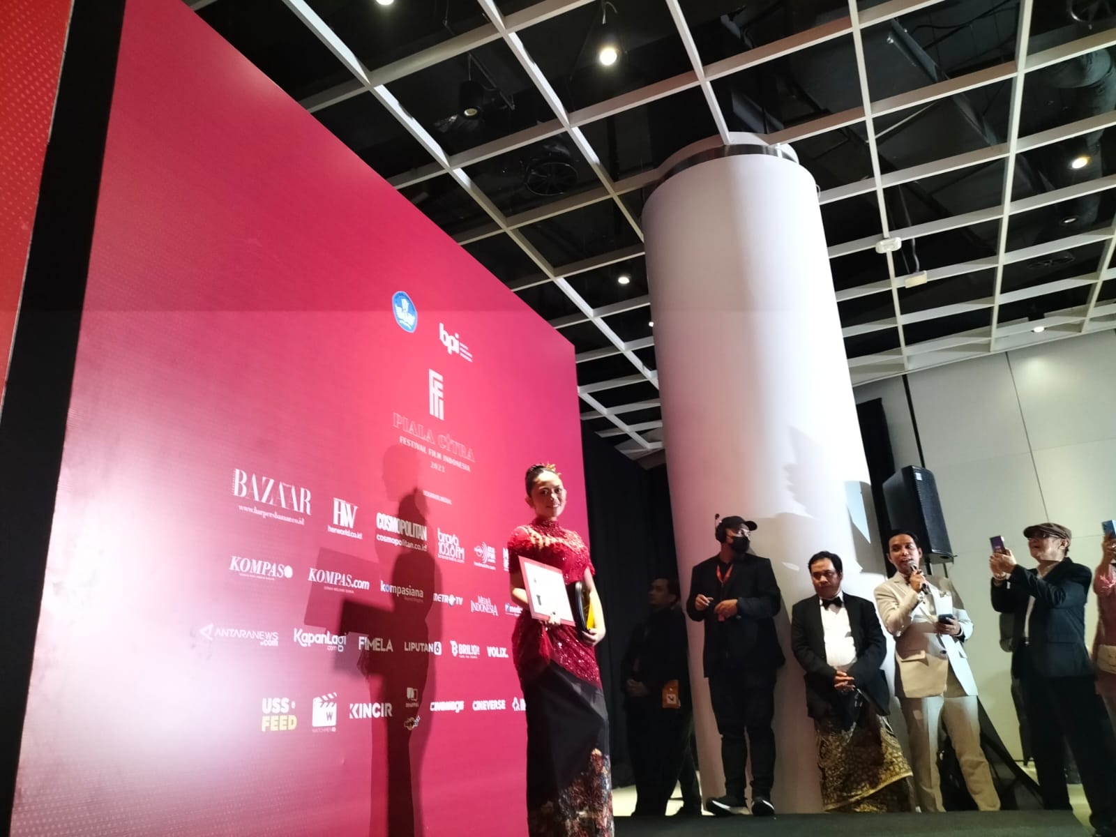 Terjun Ke Layar Lebar Lewat Film Sleep Call, Rachel Vennya Dapat Penghargaan Aktris Pilihan Penonton