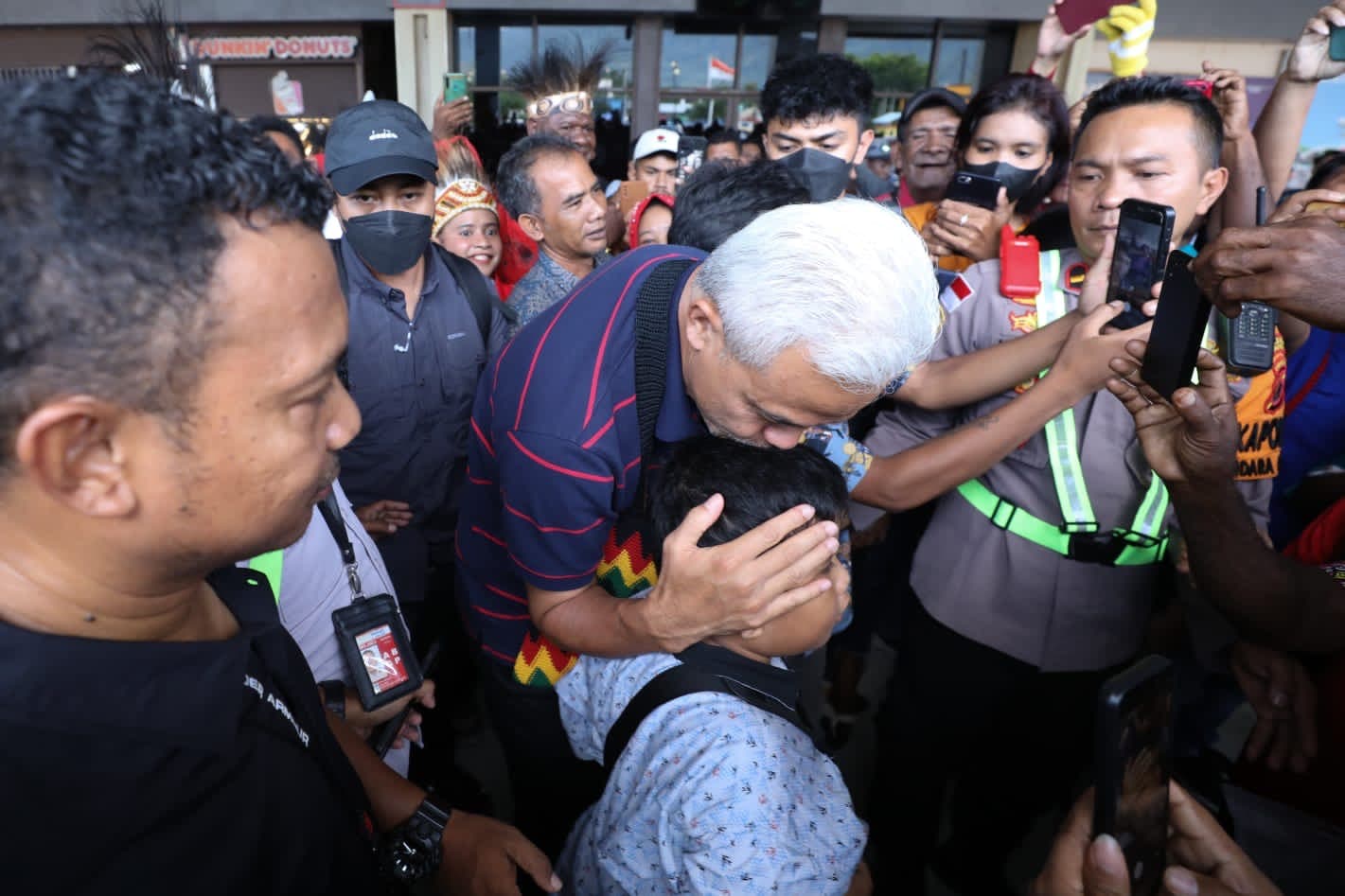 Tiba Di Jayapura, Ganjar Disambut Meriah Oleh Tokoh Adat Hingga Masyarakat Setempat