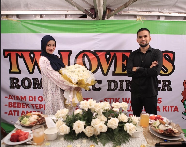 Lucu Nan Unik, Intip 5 Potret Perayaan Anniversary Pernikahan Ke-10 Teuku Wisnu Dan Shireen Sungkar Di Warung Pecel Lele