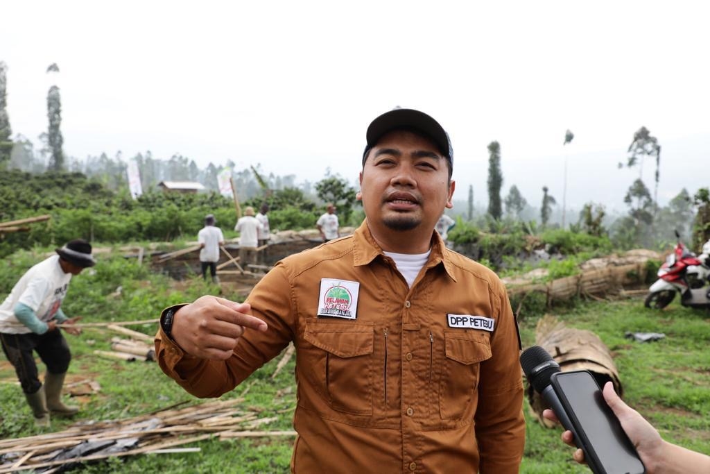 Guna Memudahkan Masyarakat, Petani Tebu Gotong Royong Membuat Embung Air Bagi Warga Di Garut