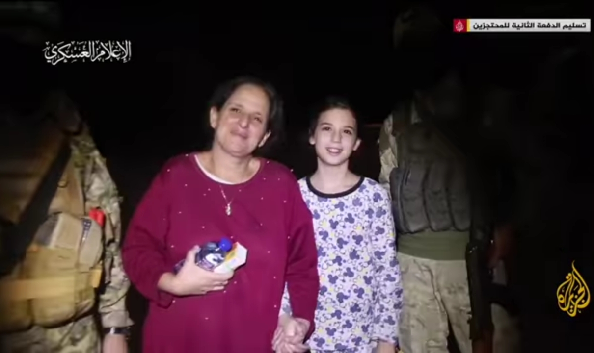 Warga Israel Tersenyum Dan Lambaikan Tangan Kepada Hamas Saat Dibebaskan, Bak Hendak Berpisah Dengan Sahabat Sendiri