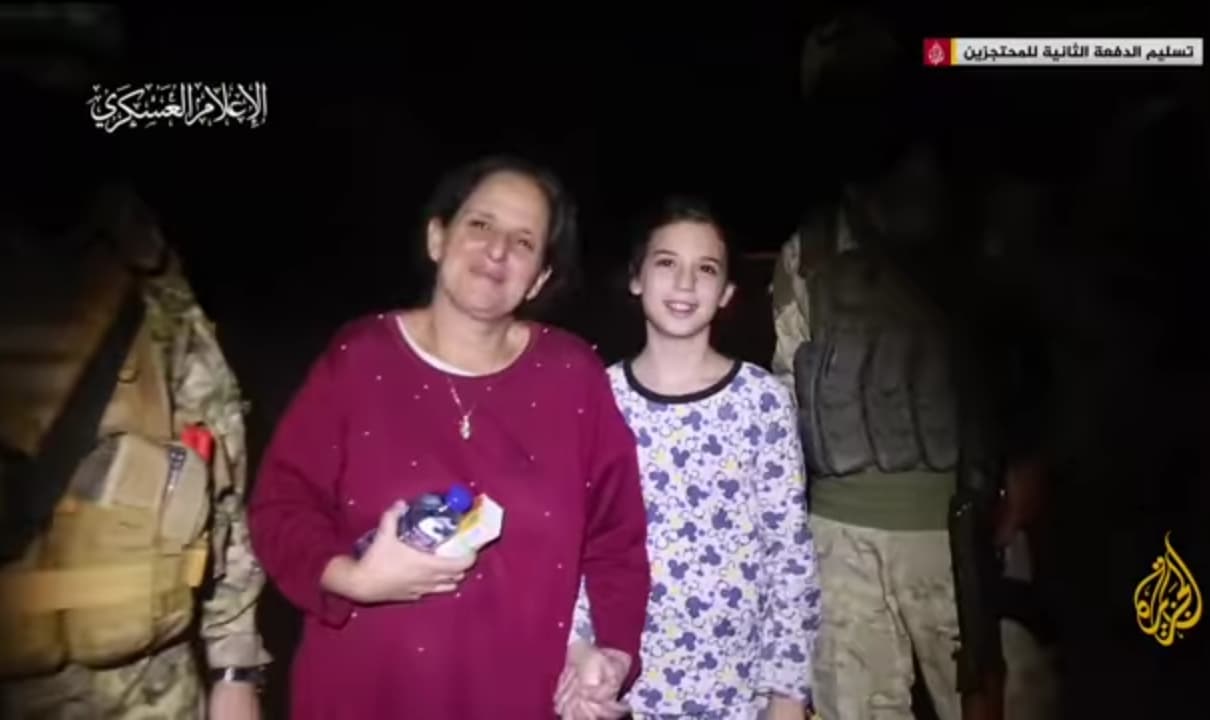 Warga Israel Tersenyum Dan Lambaikan Tangan Kepada Hamas Saat Dibebaskan, Bak Hendak Berpisah Dengan Sahabat Sendiri