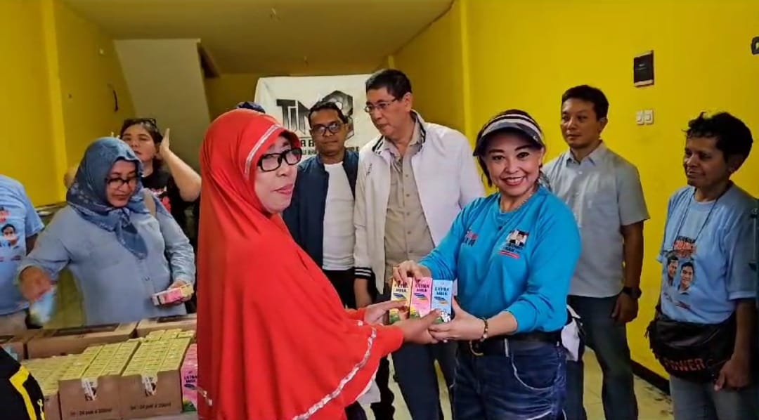 Tim 8 RJBBP Bagikan Susu Gratis Untuk PKL Dan Warga Pasar Minggu