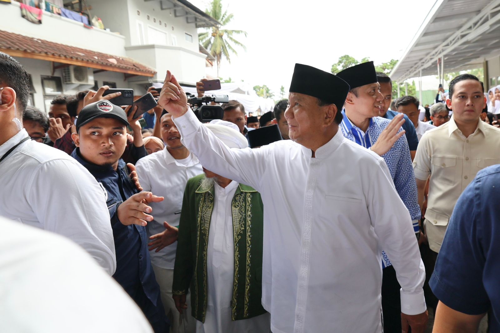 Kunjungi Ponpes Miftahul Huda, Santri Teriaki Prabowo Gemoy