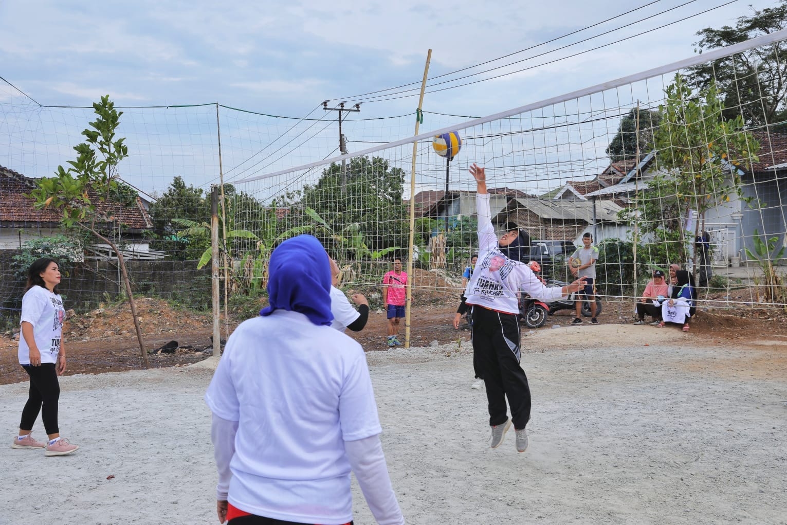 Crivisaya Lampung Silaturahmi Sambil Olahraga Voli Bareng Warga