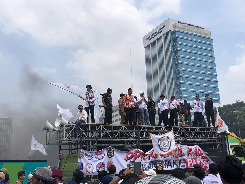 Aksi Bersama Desa Memanas, Pintu Gerbang DPR Terbakar