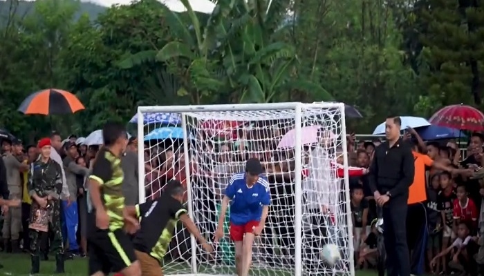 Jokowi Pamer Skill Jadi Kiper: Kebobolan Sekali, Selamatkan Gawang Dua Kali