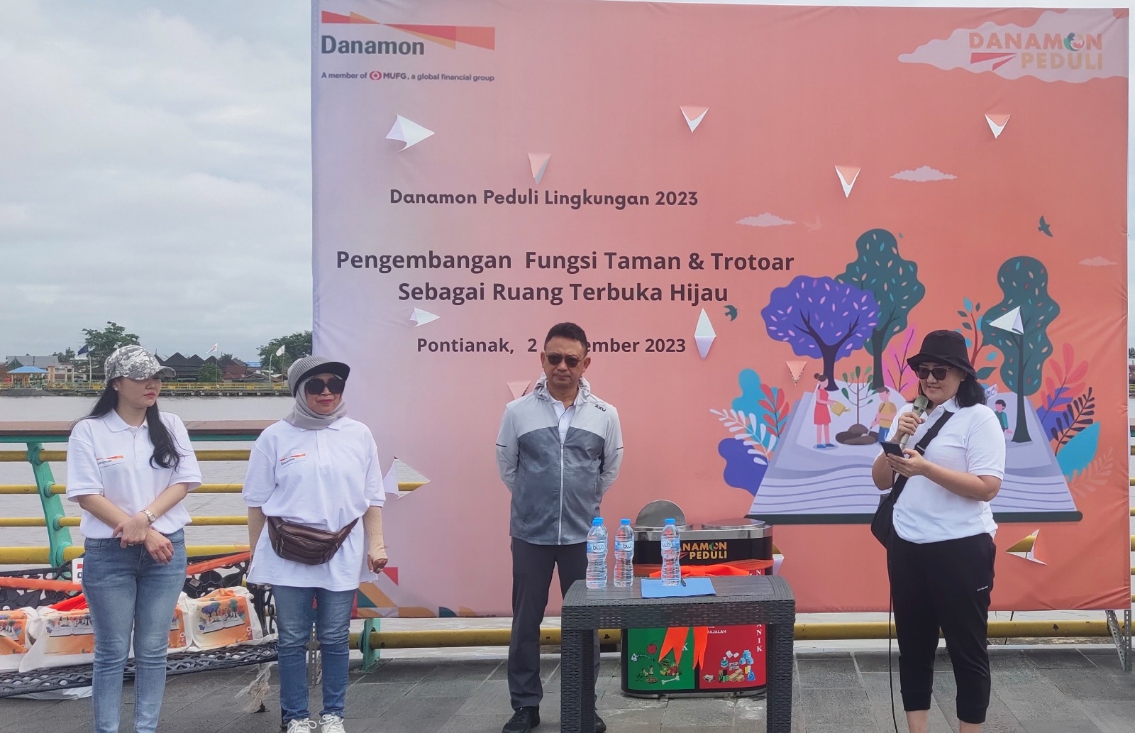 Danamon Donasikan Puluhan Kursi Taman dan Tempat Sampah di Pontianak