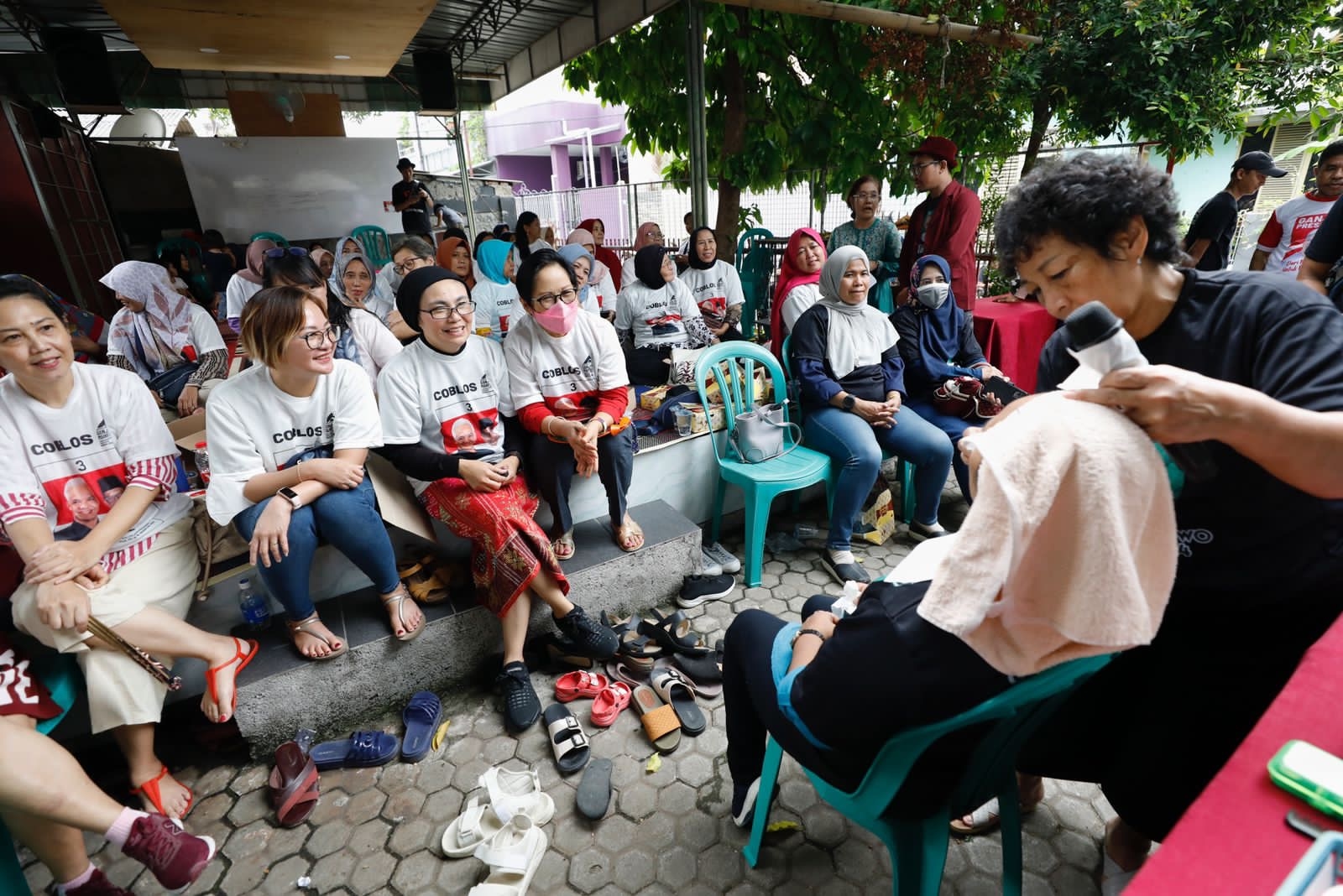 Komunitas Warung Tegal Ajak Ibu-ibu Tekuni Bisnis Kecantikan Lewat Pelatihan Make Up