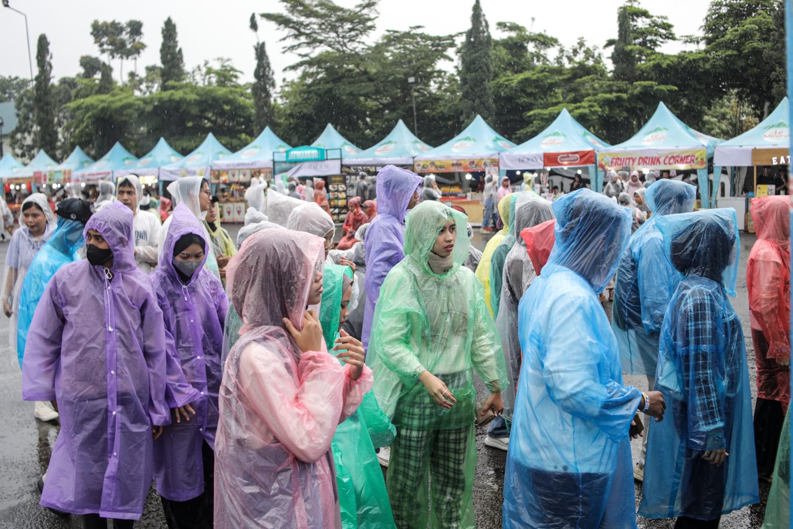Gerimis Iringi Penonton Konser Akurat Fest 2023, Jas Hujan Warna Warni Penuhi Lapangan