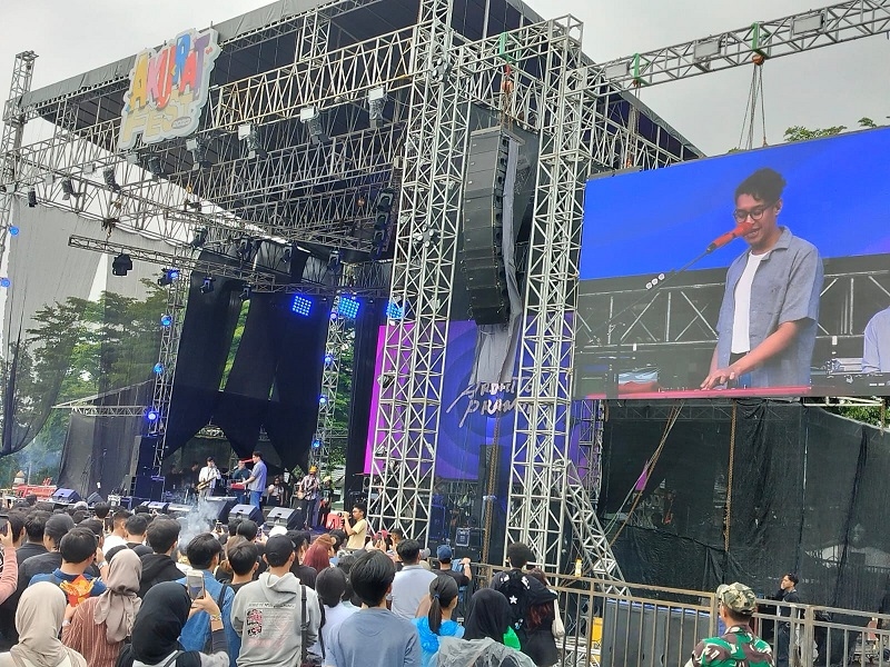 Bikin Bangga, Ardhito Pramono Bawakan Perdana Love Distance di Akurat Fest 2023