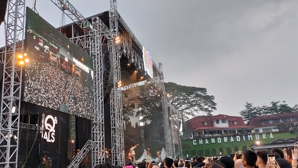 Tampil Enerjik, Maliq & D'Essentials Ajak Penonton Gembira di Akurat Fest 2023