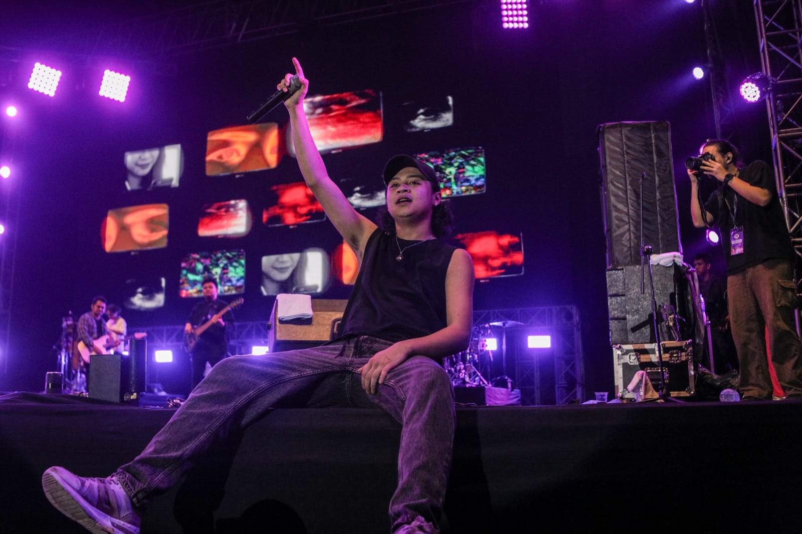 Pesona Bastian Tak Pernah Luntur, Pakai Mantel Tebal Tetap Diteriaki Penonton