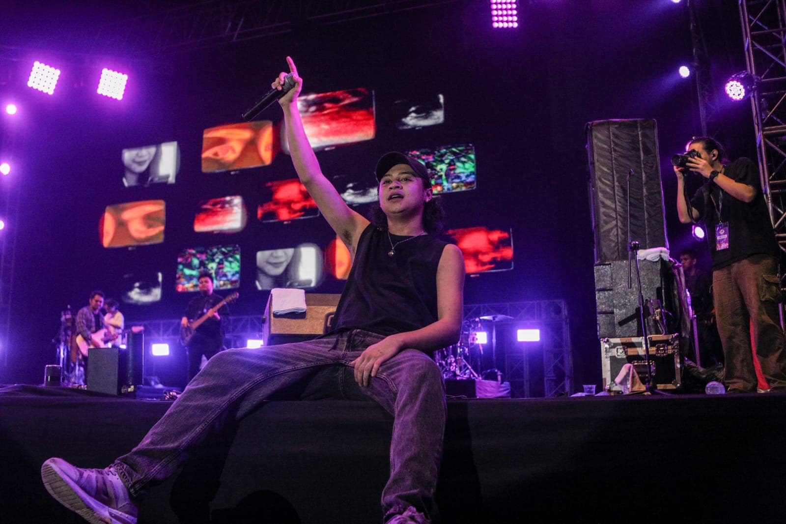 Pesona Bastian Tak Pernah Luntur, Pakai Mantel Tebal Tetap Diteriaki Penonton