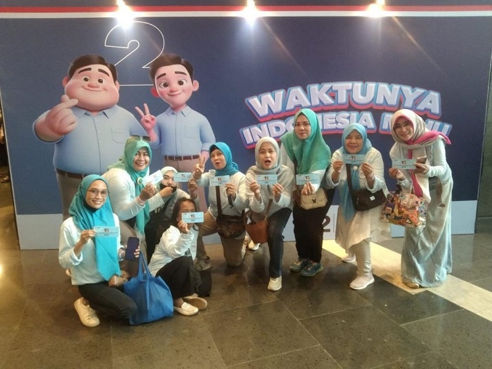 Sosok Relawan Cantik Ini Sedot Perhatian Emak-emak Peserta Konsolidasi Tim Pemenangan Prabowo-Gibran