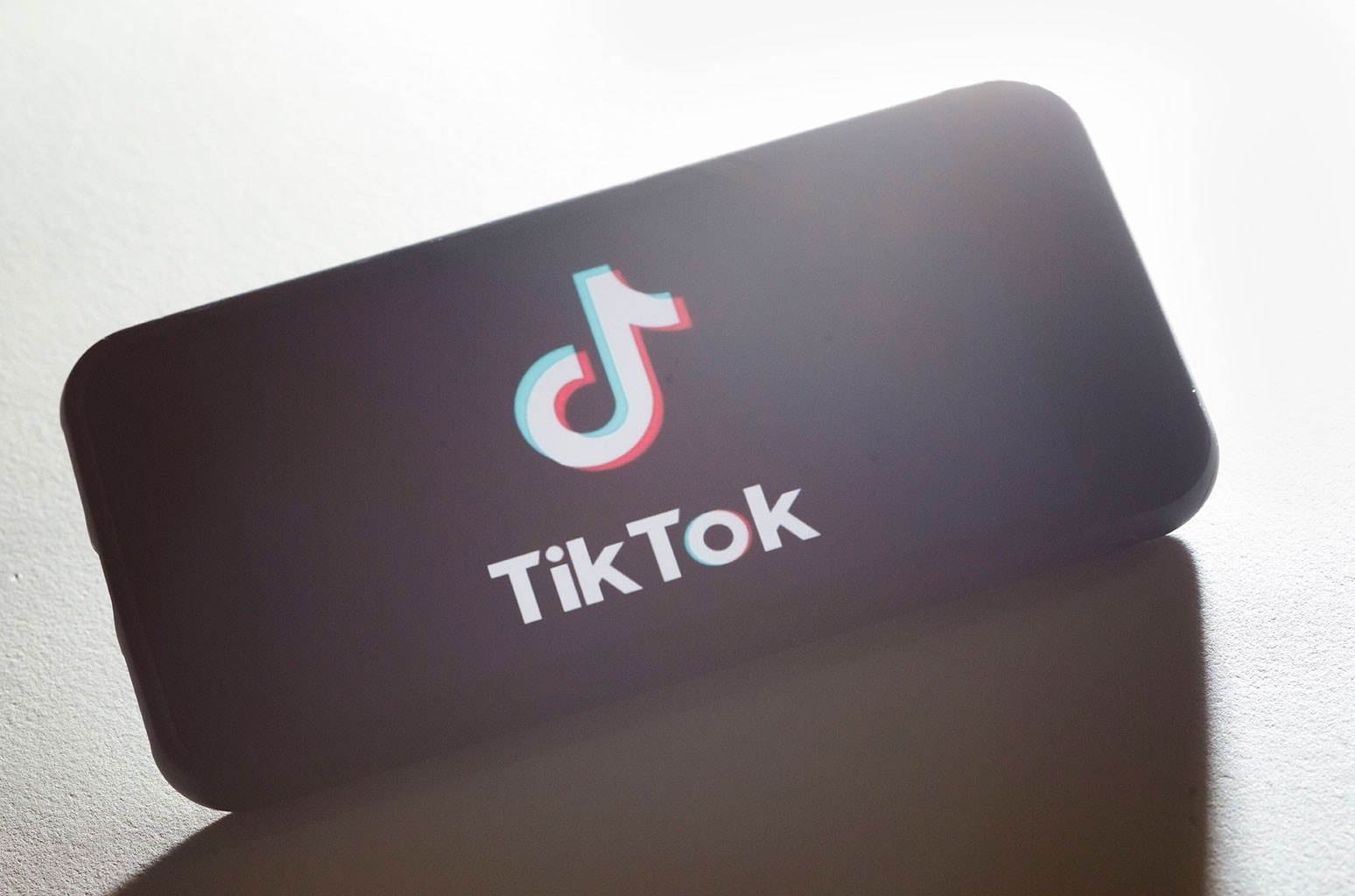 Viral di Tiktok Edit Foto Jadi Lebih Lebar, Catat Cara Mudah Pakai Filter AI Out Painting