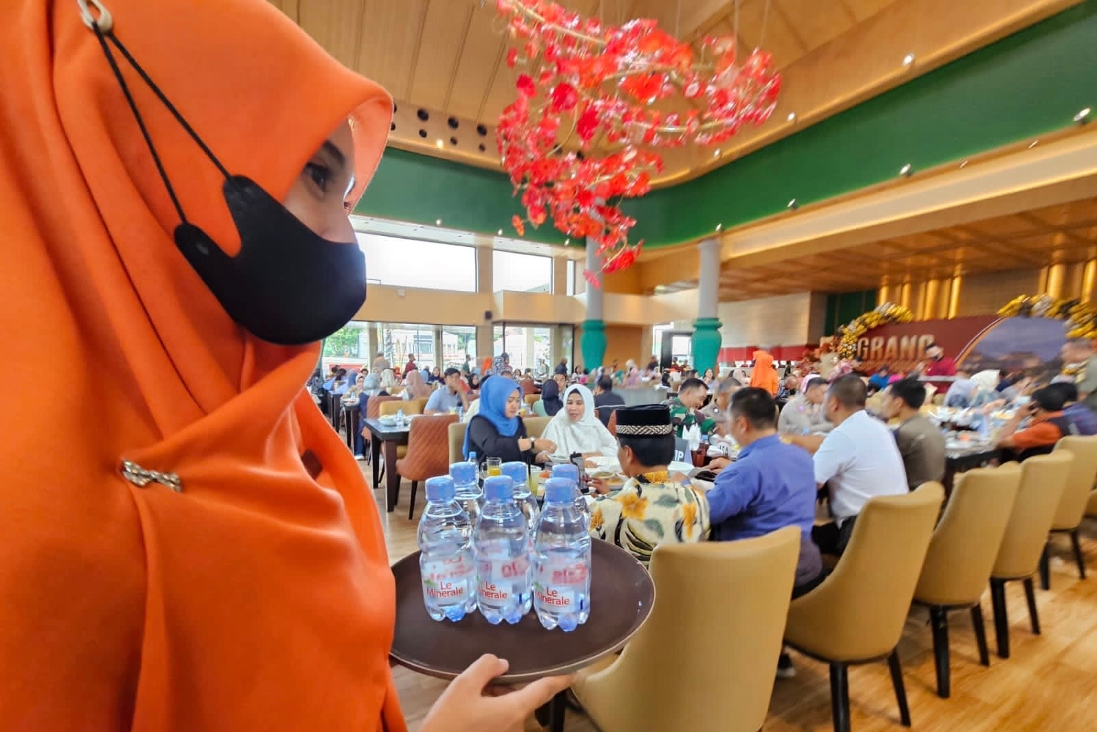 Restoran Padang Legend Tunjuk AMDK Lokal Le Minerale untuk Lengkapi Sajian Kuliner Khas Nusantara