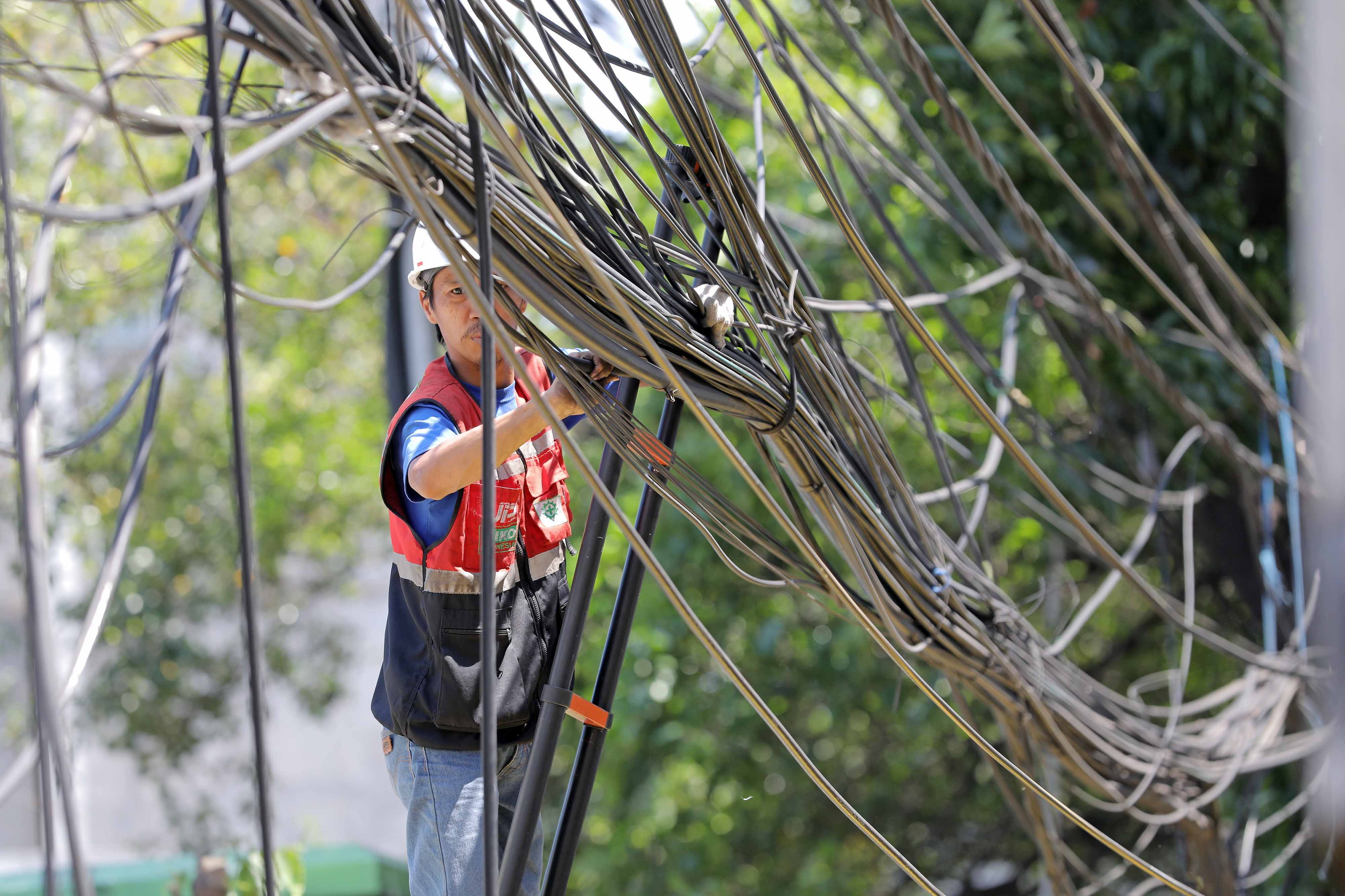 Pramono Teken Perda SJUT, Penataan Kabel Semrawut di Jakarta Dimulai Bertahap
