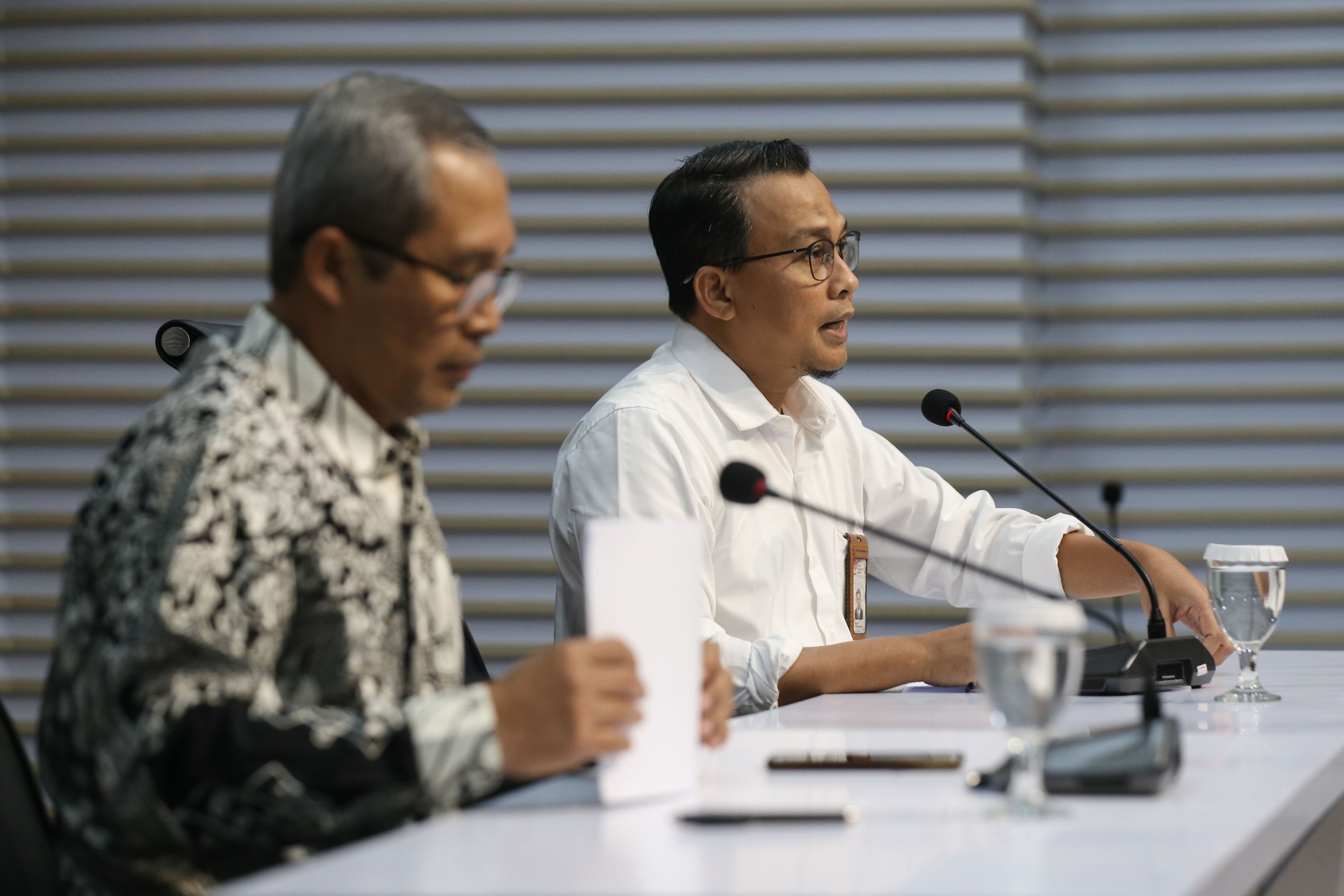 KPK Duga Anak Gubernur Malut dan Muhaimin Syarif Kecipratan Uang Suap