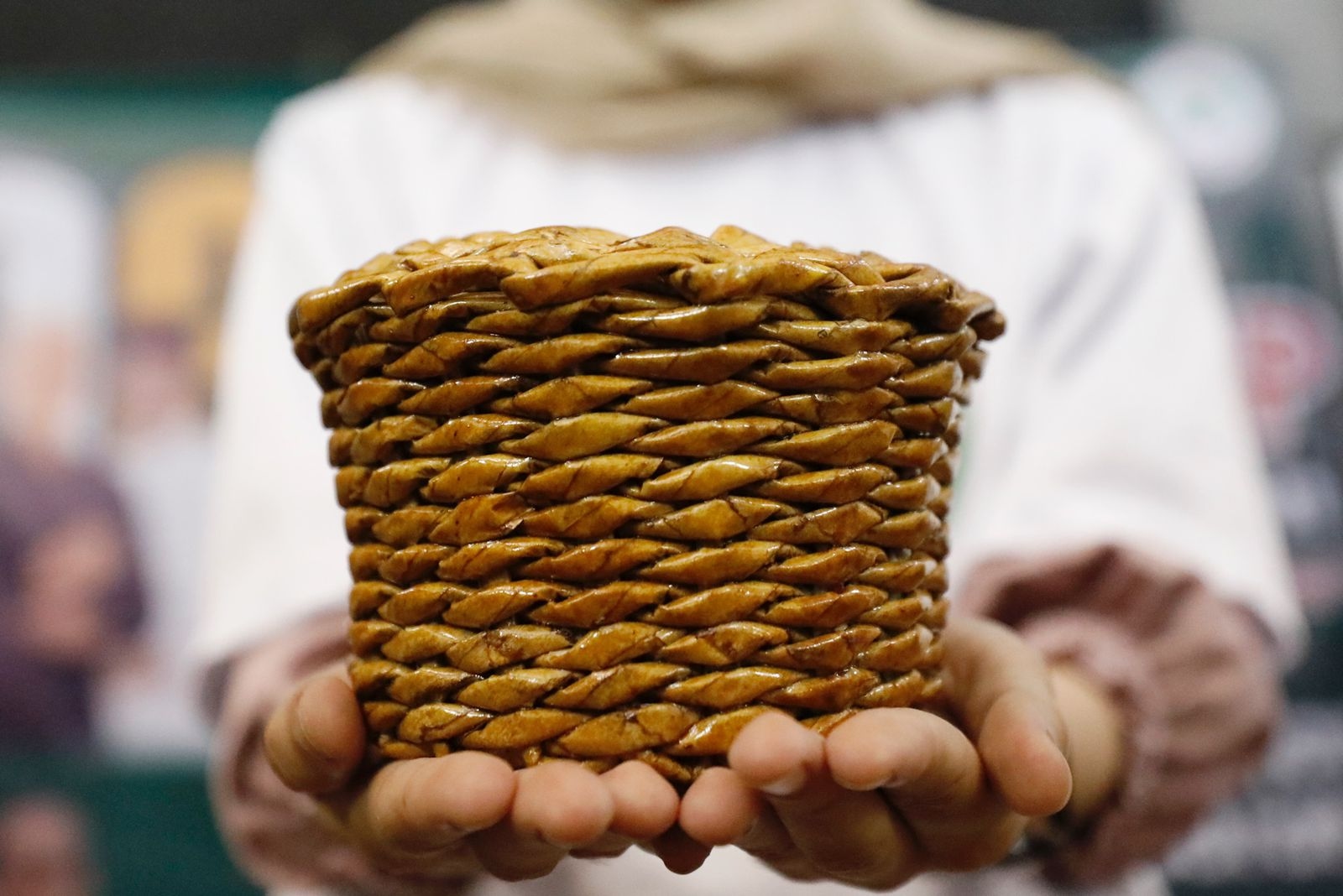 SDG Bekali Keterampilan Warga Ciamis Sulap Koran Bekas Jadi Produk Berkelas