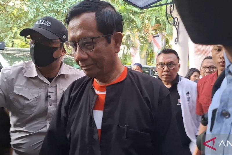 Hadapi Debat Cawapres, Mahfud Berbusana Madura