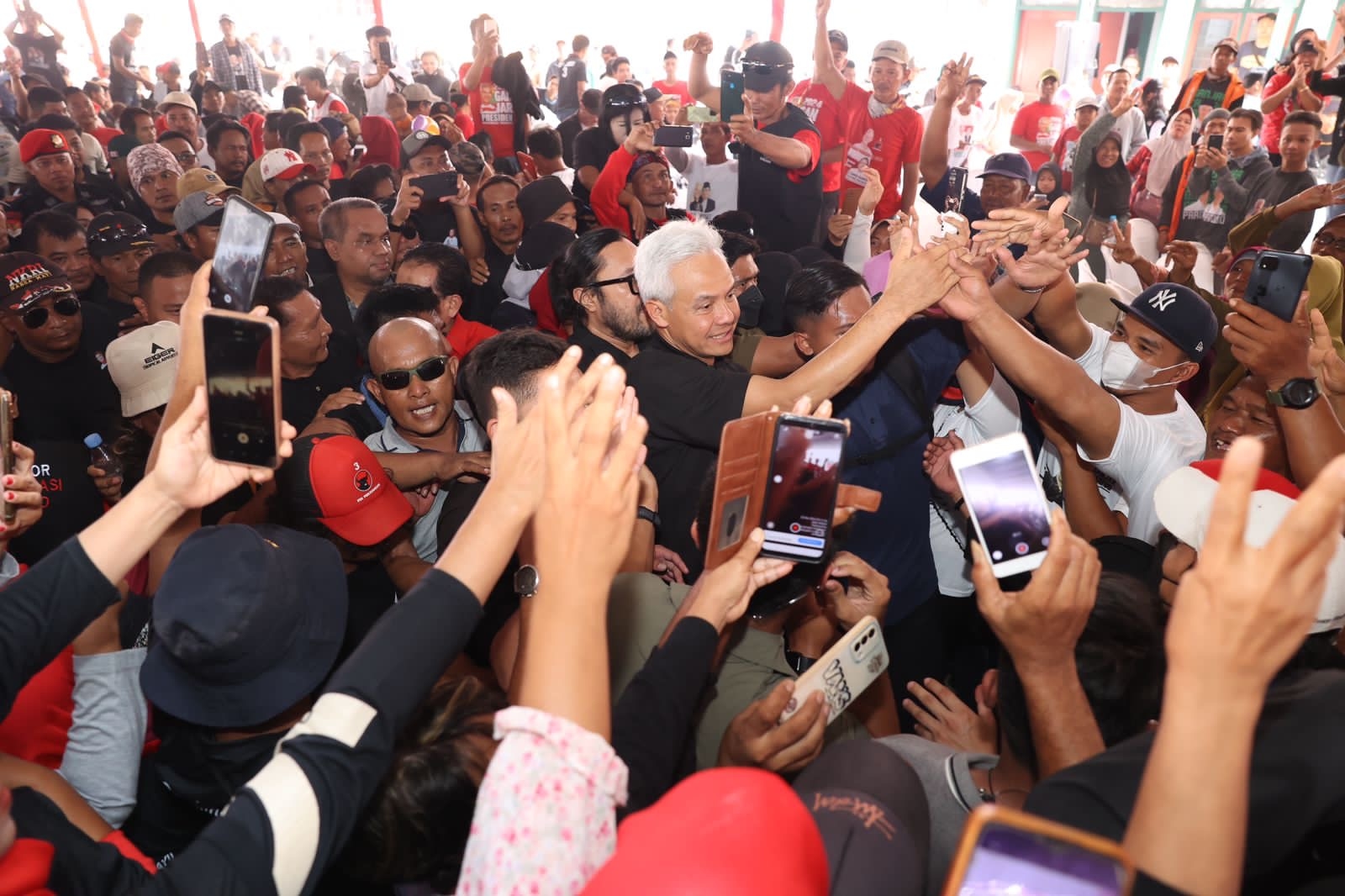 Ganjar Dicurhati Nelayan Indramayu soal Pungli oleh Bajak Laut: Kita Sikat!