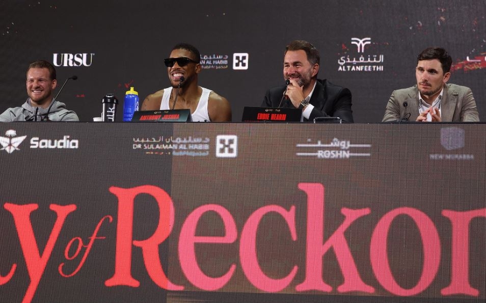 Eddie Hearn Isyaratkan Duel Anthony Joshua vs Tyson Fury November, Diawali Laga Pemanasan