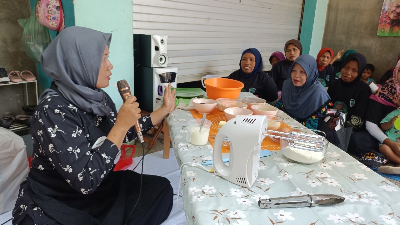 Kowarteg Sapa Warga Situbondo dan Berikan Pelatihan Pembuatan Donat Cair