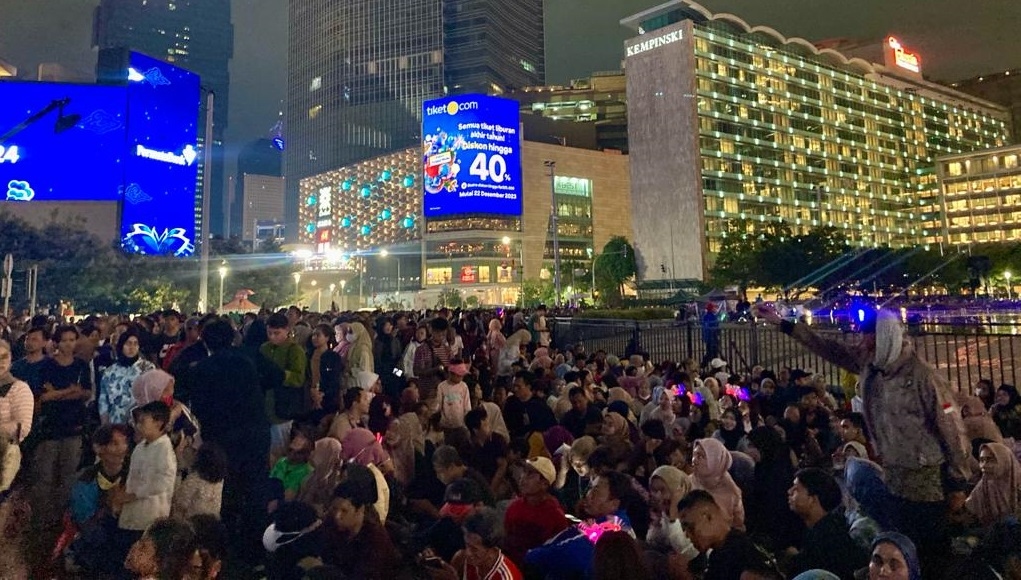 Ribuan Orang Antusias Rayakan Malam Tahun Baru di Bundaran HI Sambil Gelar Tikar