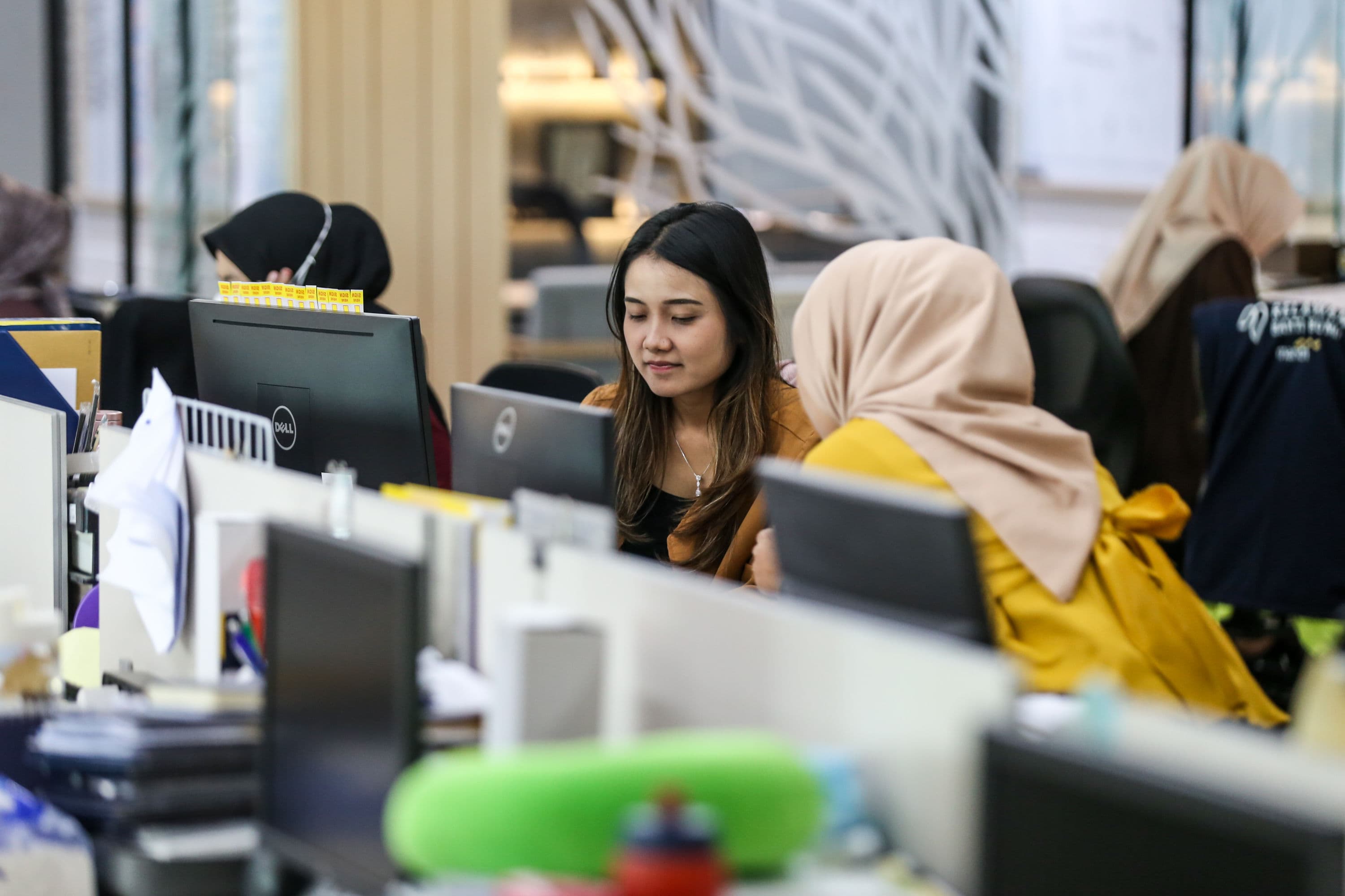 Pegawai BUMN vs PNS, Enakan Mana?