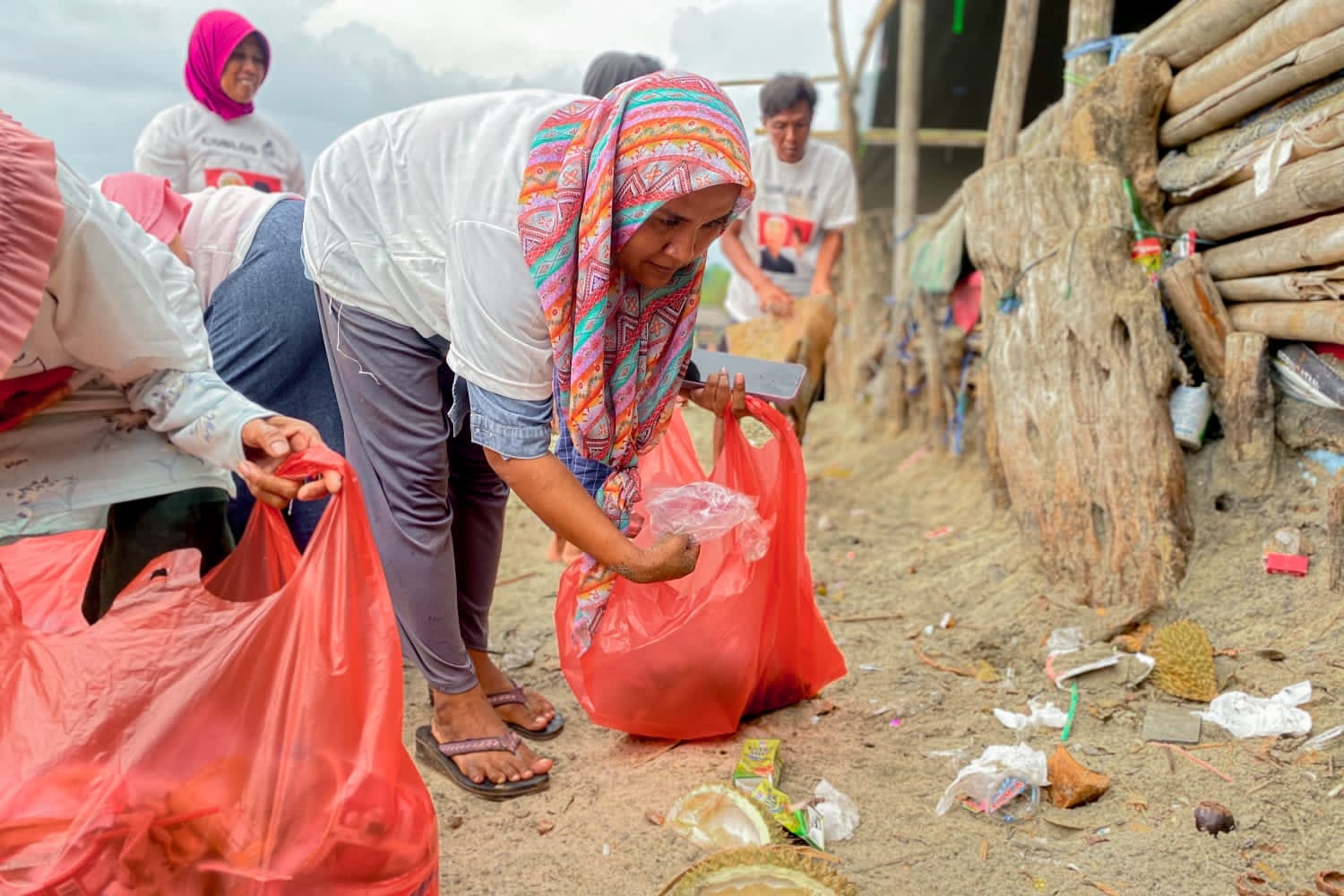 Sampah Berserakan Usai Pergantian Malam Tahun Baru, Gardu Ganjar Gelar Aksi Bersih-bersih di Pantai Banten Selatan