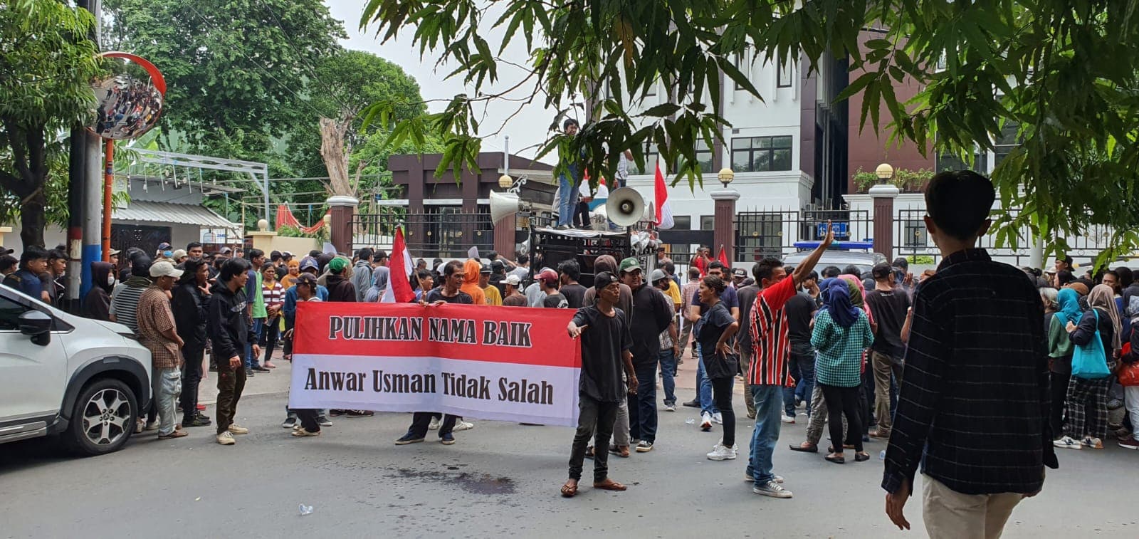 Ratusan Massa Datangi PTUN Jakarta, Minta Hakim Pulihkan Nama Baik Anwar Usman