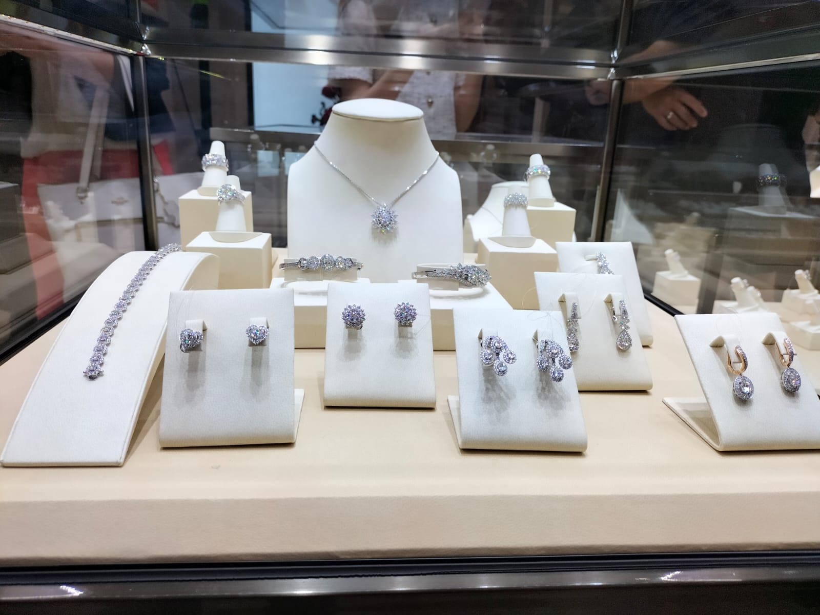 Konsep Lebih Klasik, Frank n Co Re-Opening di Taman Anggrek