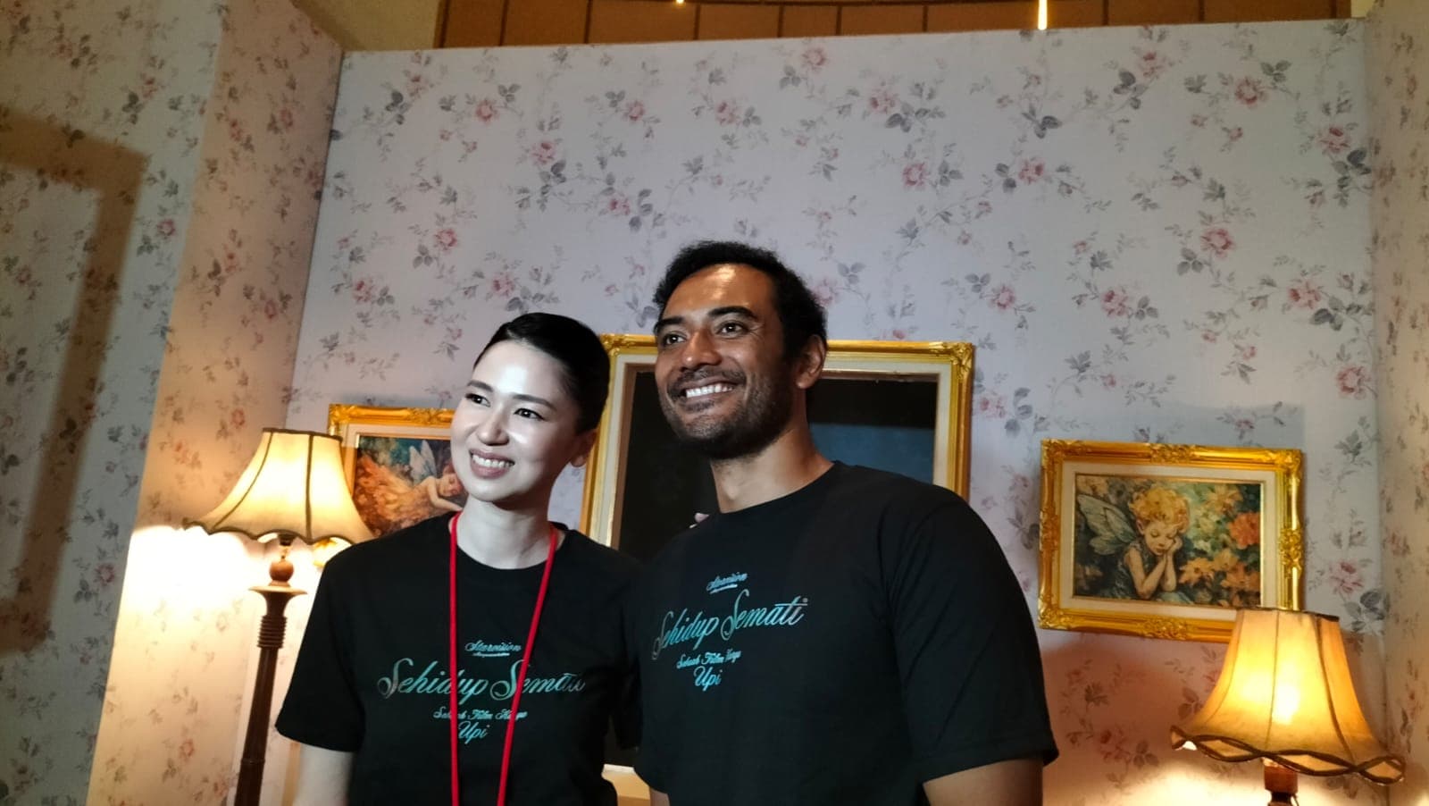 Ario Bayu Tak Tega Membabi Buta Pukuli Laura Basuki di Film Sehidup Semati