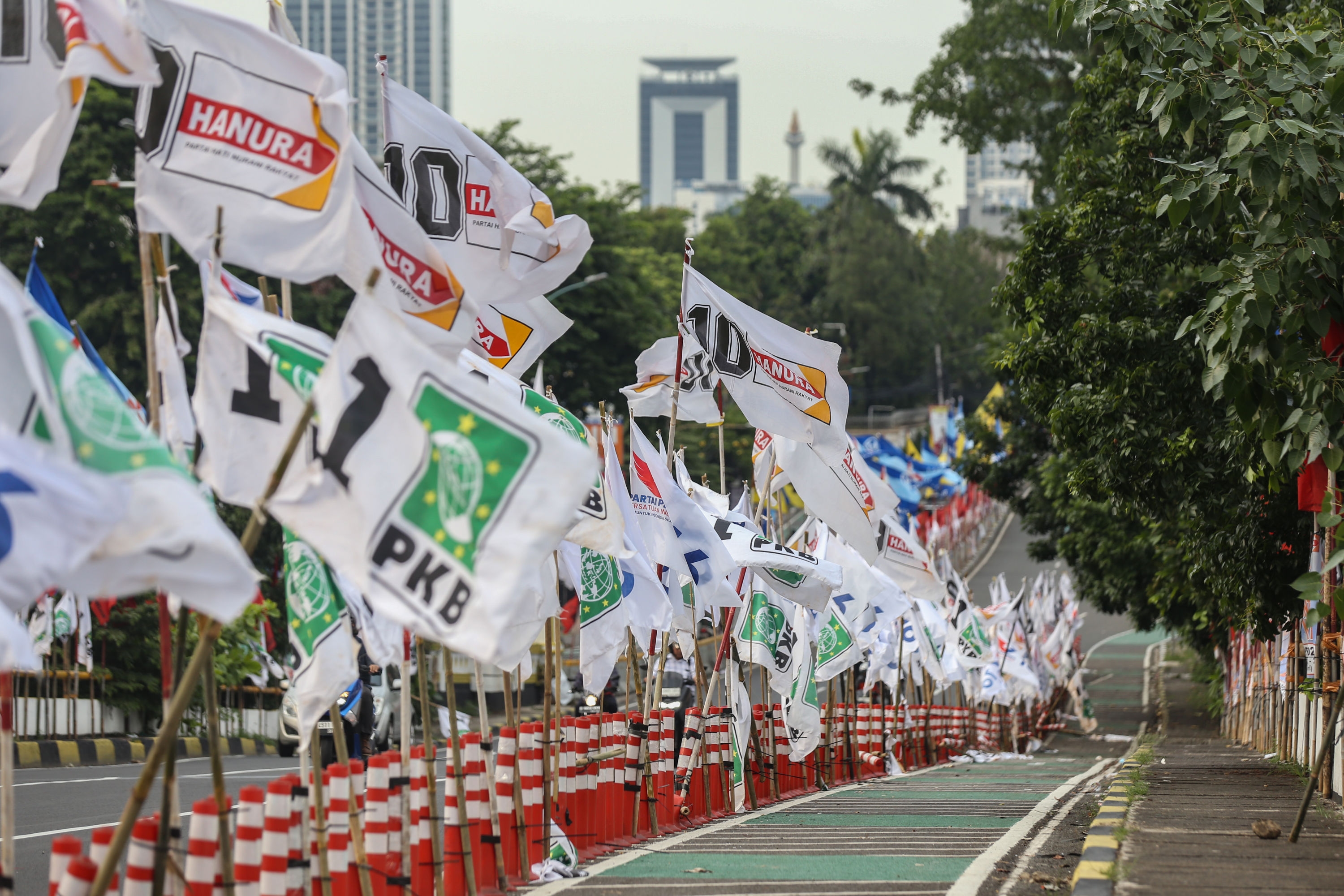 KLHK Keluarkan Surat Edaran Minta Pemda Kelola Sampah APK Hingga Surat Suara