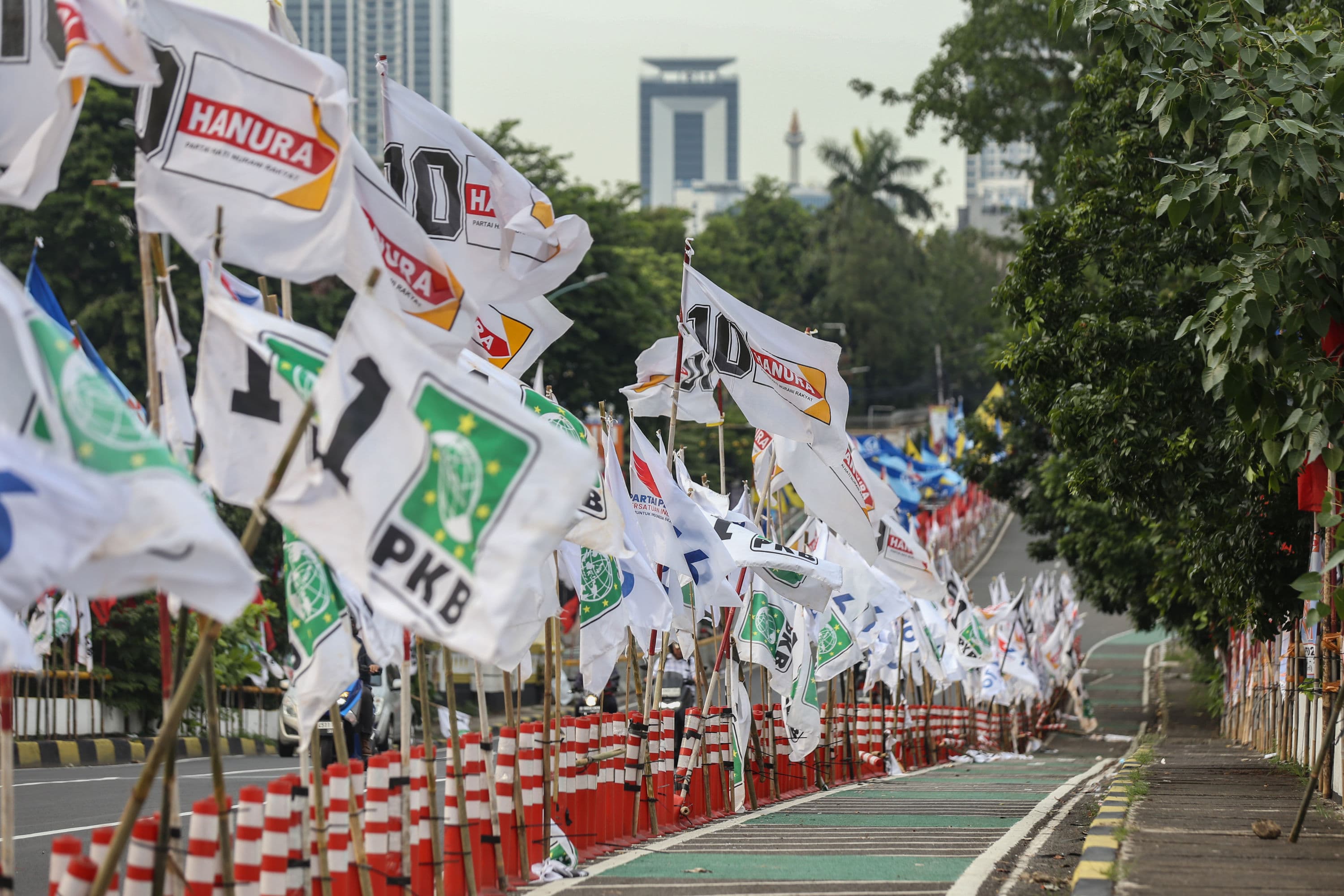 Bawaslu Minta KPU Ingatkan Peserta Pemilu Soal Pemasangan APK