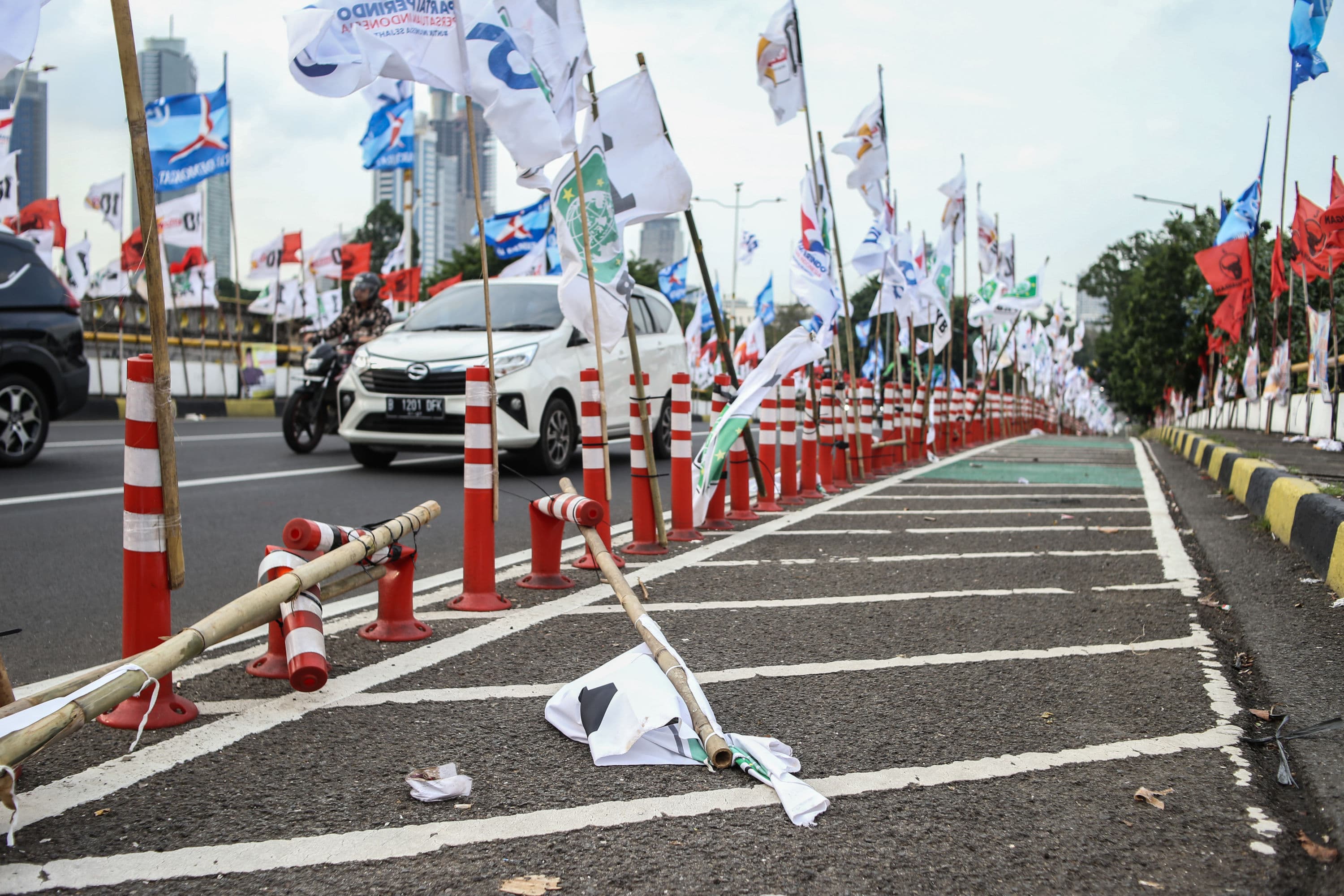 Laporkan jika Alat Peraga Kampanye Menganggu Kenyamanan Berlalu Lintas