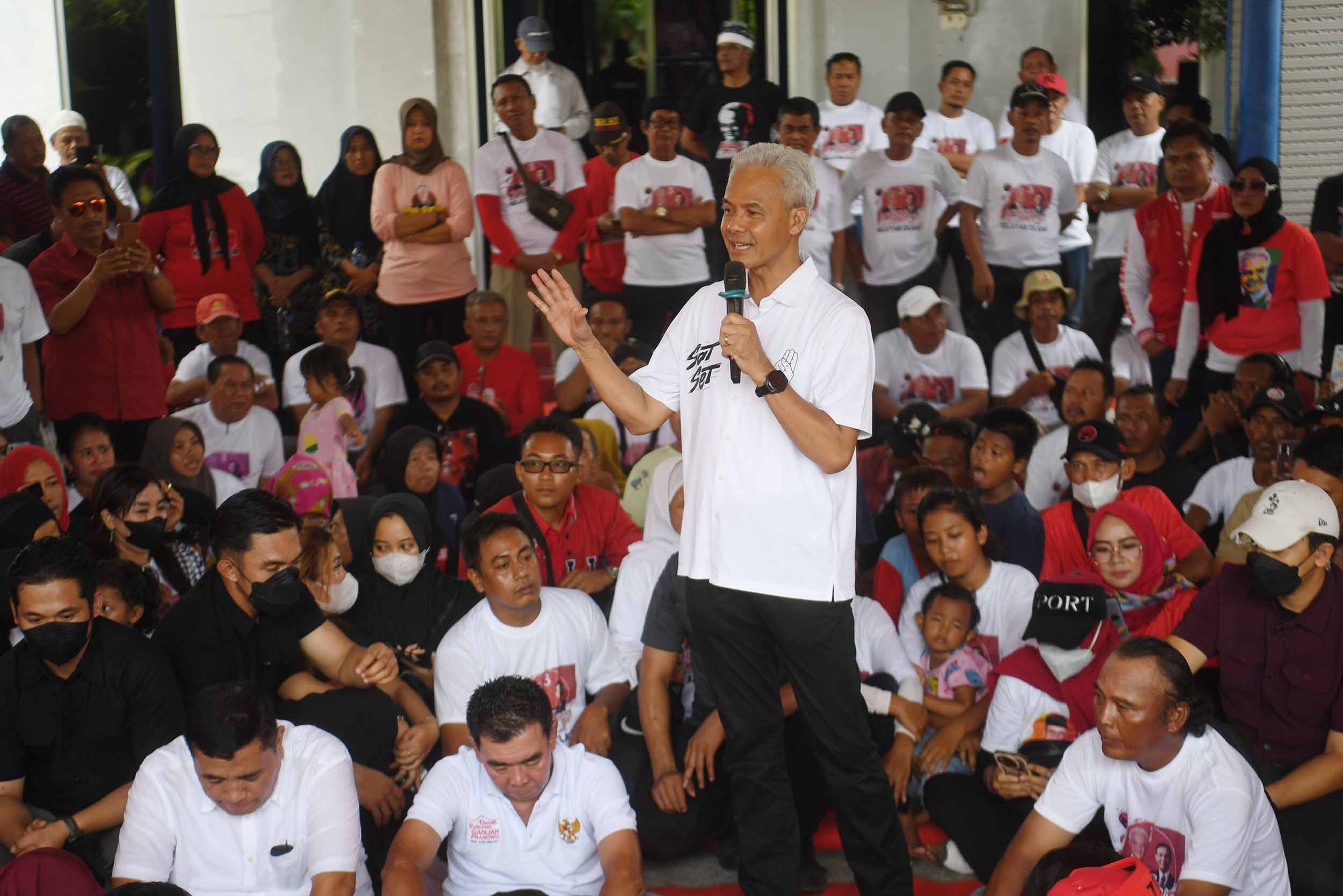 Khofifah Dukung Prabowo-Gibran, Ganjar Unjuk Kekuatan Relawan dan Purnawirawan di Jatim