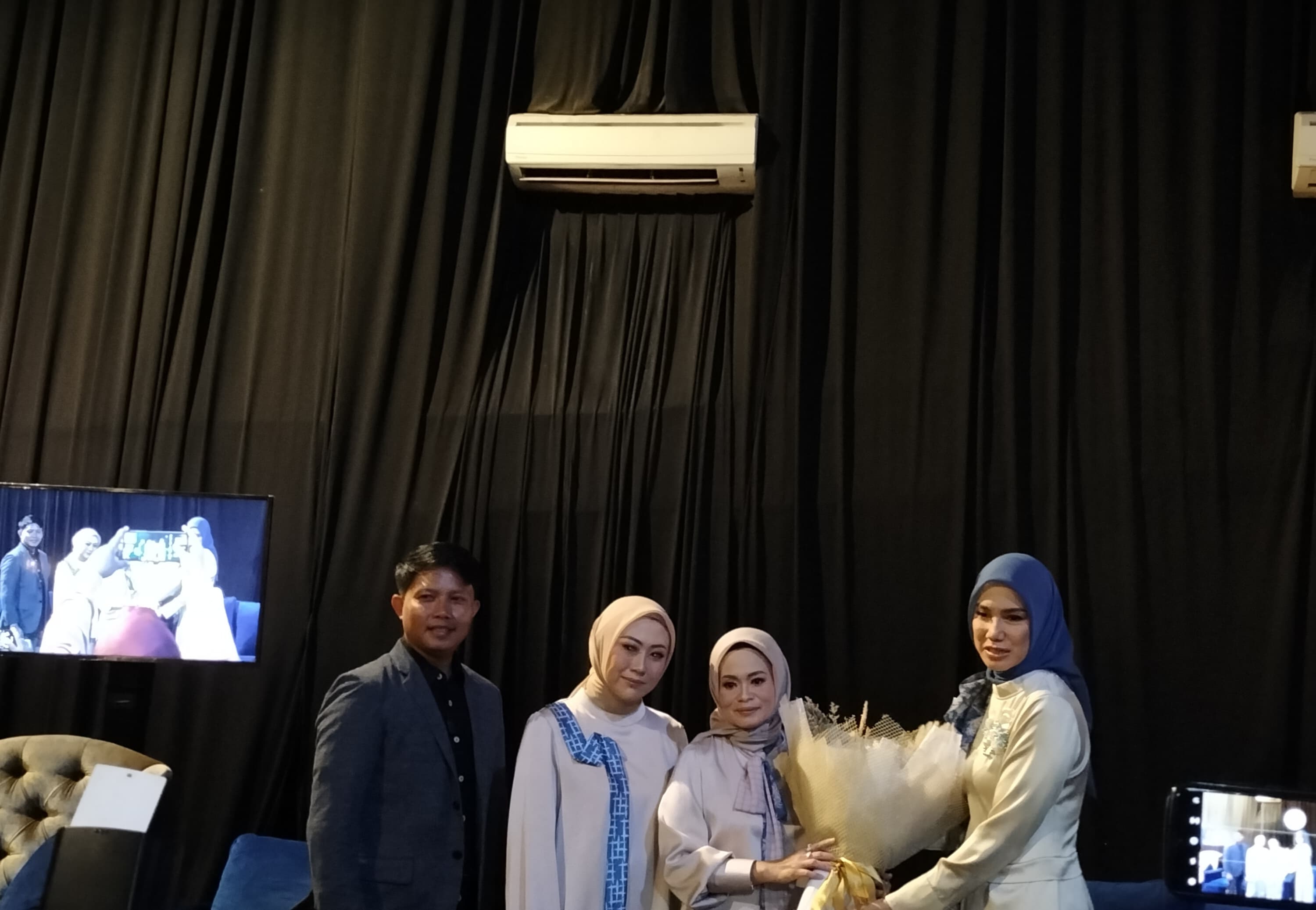 Janna Ameera Gelar Fashion Show, Kenalkan 24 Koleksi Romantic Blossom