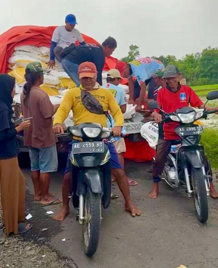 Relawan Prabowo Salurkan Bantuan 50 Ton Pupuk Murah di 2 Kecamatan Kabupaten Madiun