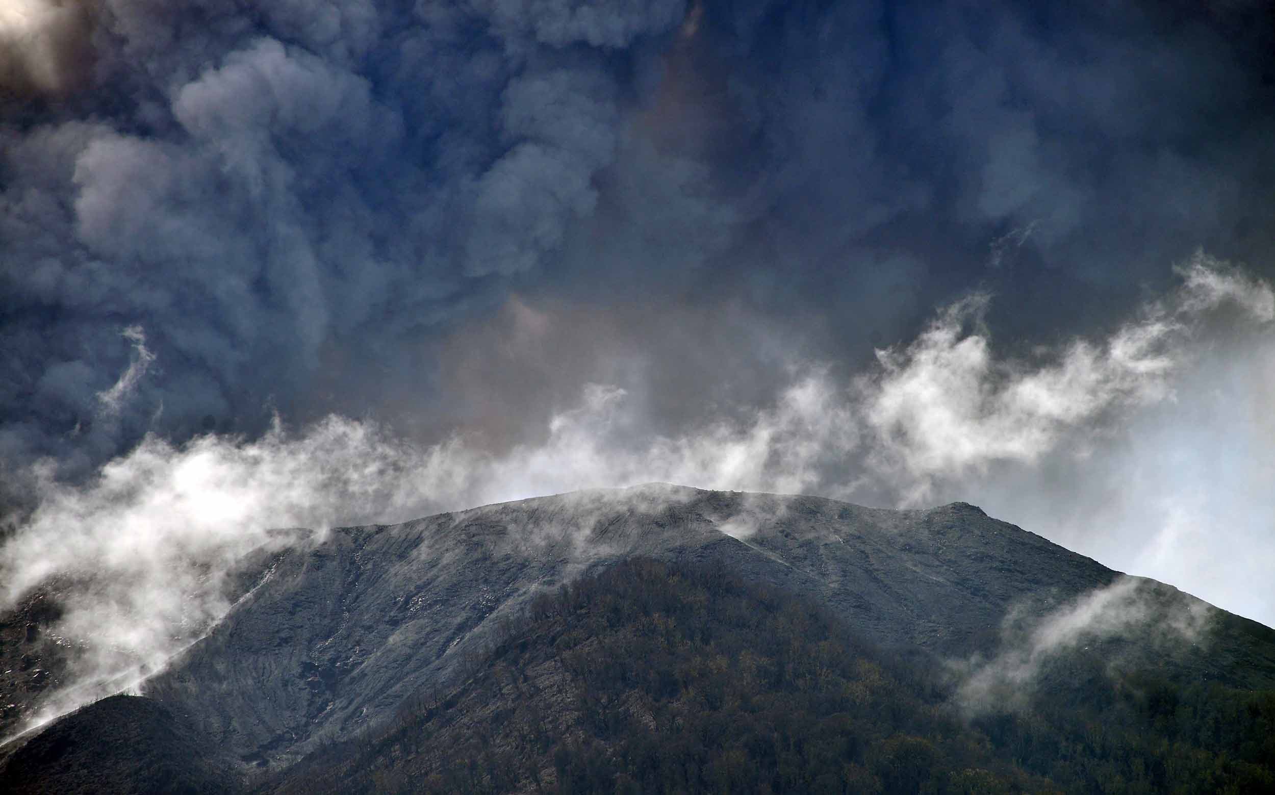 Status Masih Siaga, Gunung Marapi Erupsi Tiga Kali Minggu Pagi
