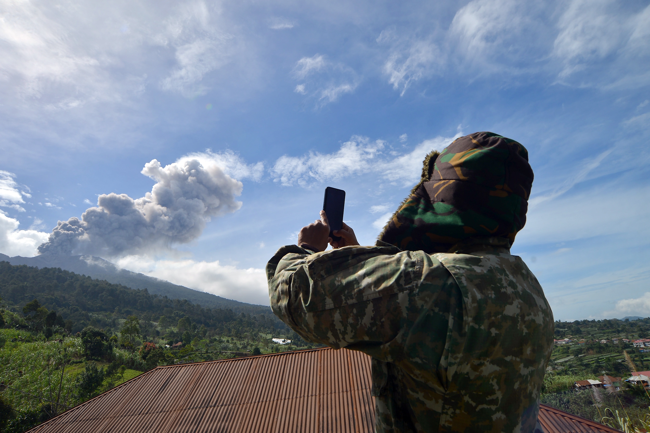 Gunung Marapi Erupsi, Kolom Letusan 1000 Meter di Atas Puncak