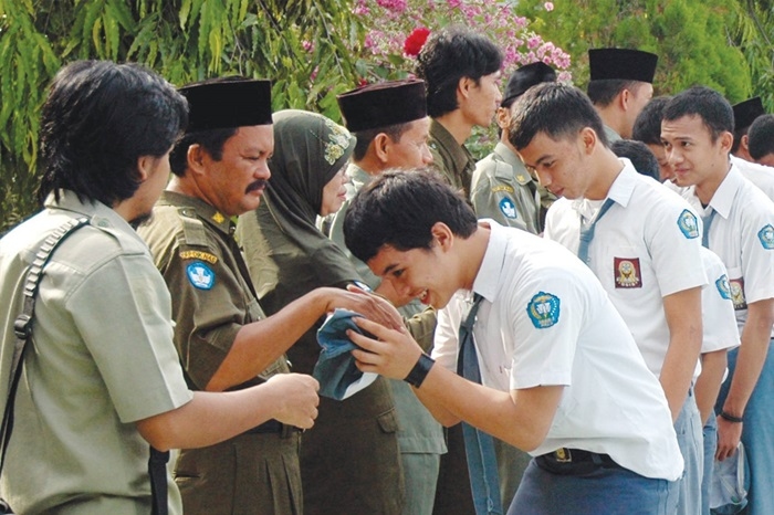 Mengapa Kita Diwajibkan untuk Menghormati Orang Tua dan Guru?