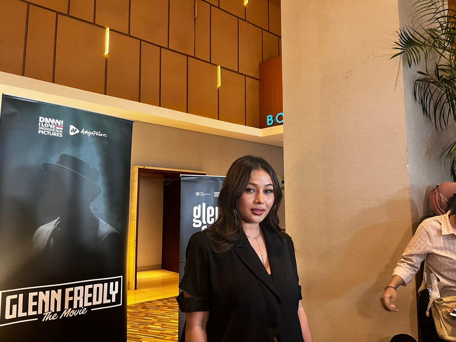 Rilis Teaser Poster Glenn Fredly The Movie, Mutia Ayu Menangis