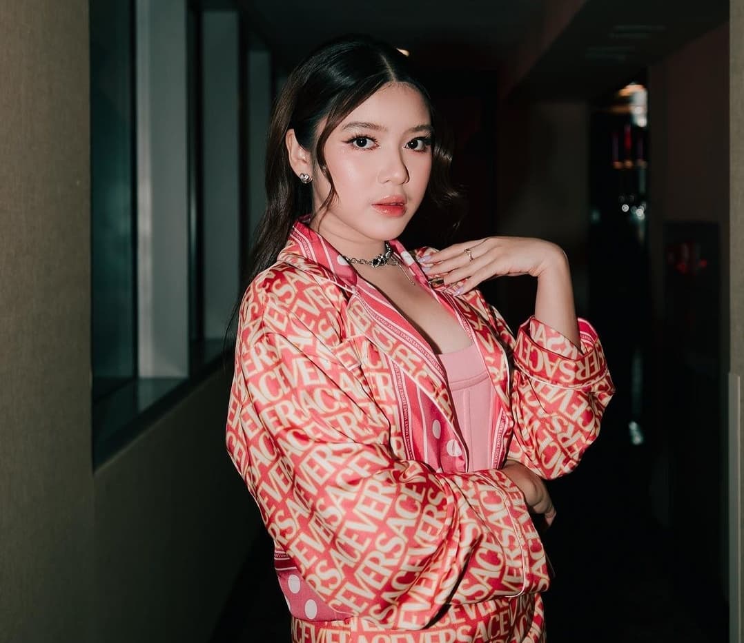 Perhiasan dan Aksesori Tiara Andini di Lagu Ngeluwihi Habiskan Biaya Fantastis, Tembus Rp 3 Miliar