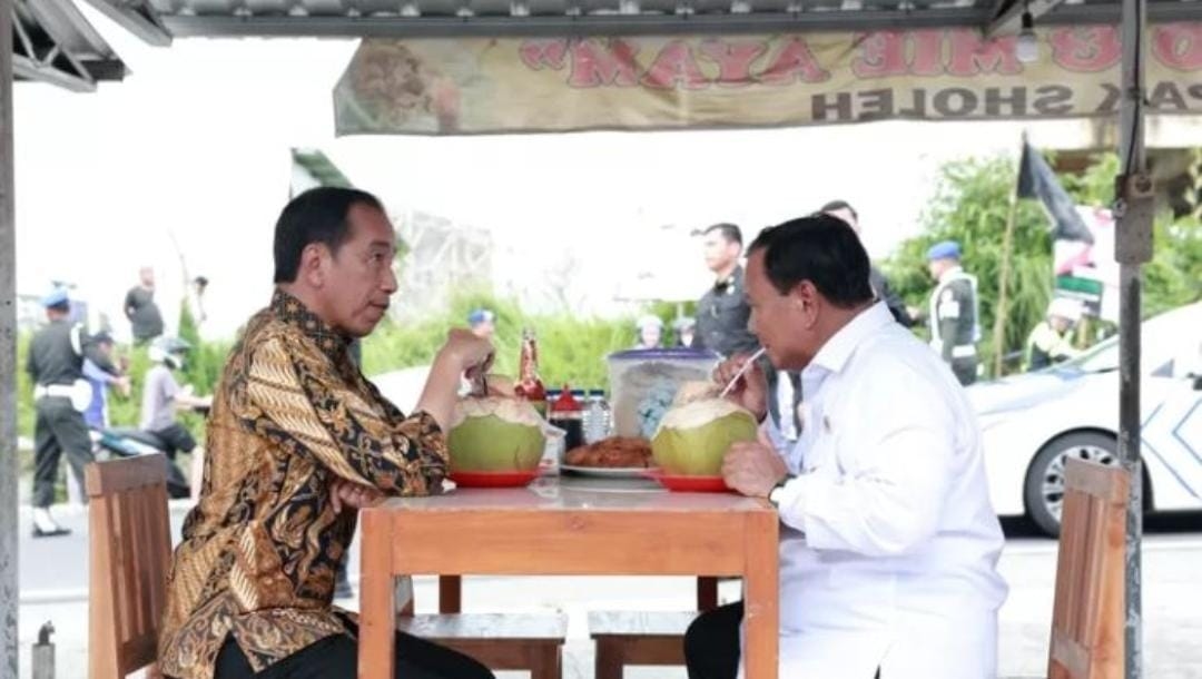 Jokowi-Prabowo Makan Bakso Bareng, Ganjar: Simbol Dukungan, Pengen Ikut?
